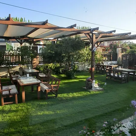 Ada לינה וארוחת בוקר 2*