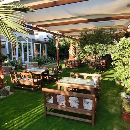 Ada לינה וארוחת בוקר 2*