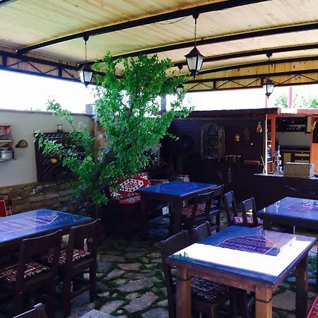 Ada לינה וארוחת בוקר 2*